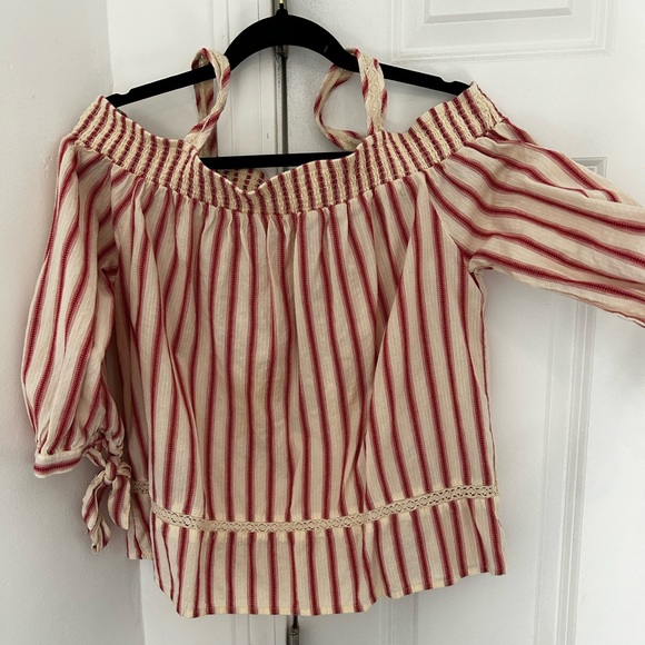 Red & white shoulder top - Picture 2 of 3